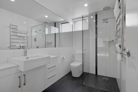 Family Room | Bathroom. Hamilton Lonsdale Motel