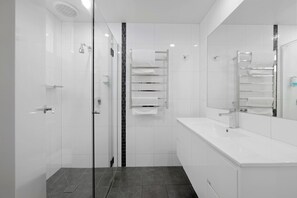 Deluxe Queen Room | Bathroom