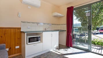 Suite superior, 1 habitación, para no fumadores, cocina | Cocina privada | Refrigerador con congelador, microondas y parrilla de estufa