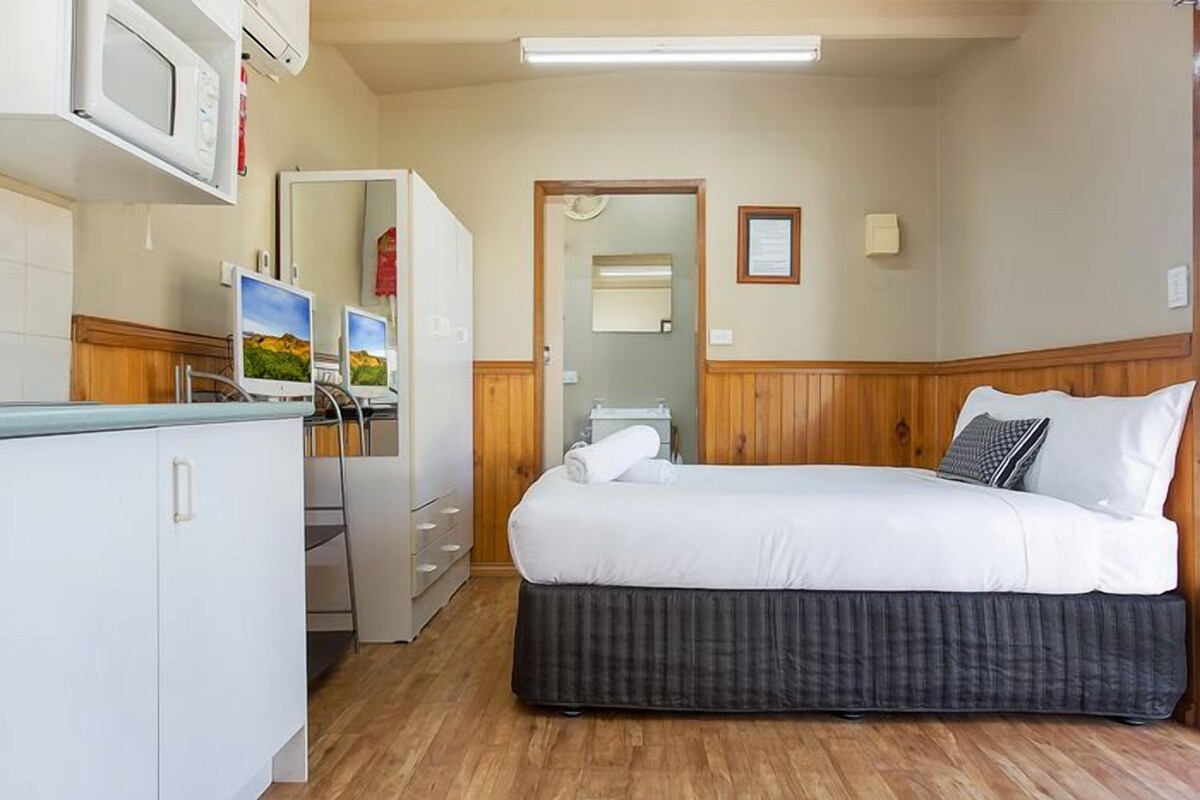 Tabla de planchar con plancha, wifi gratis y ropa de cama 