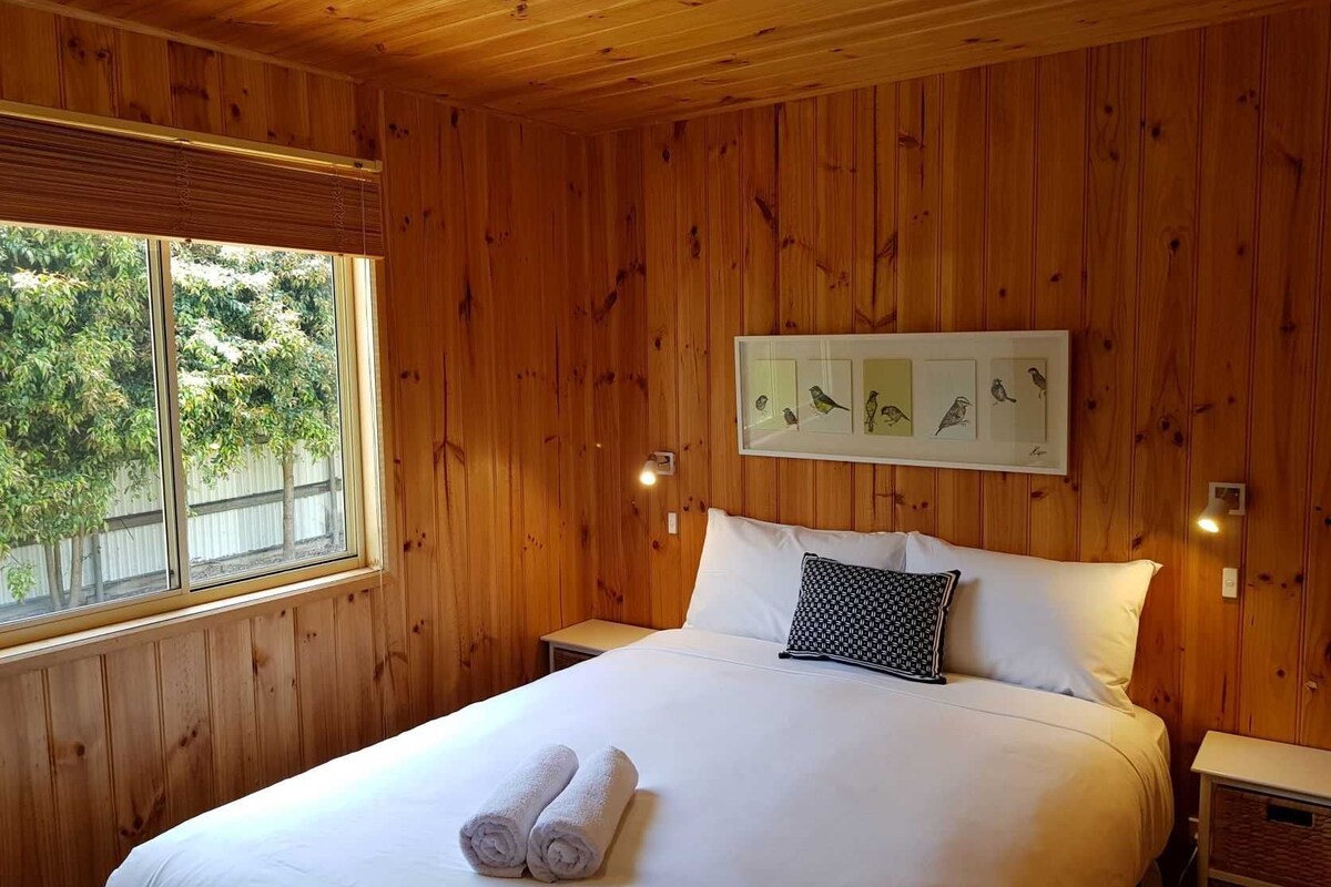Tabla de planchar con plancha, wifi gratis y ropa de cama 