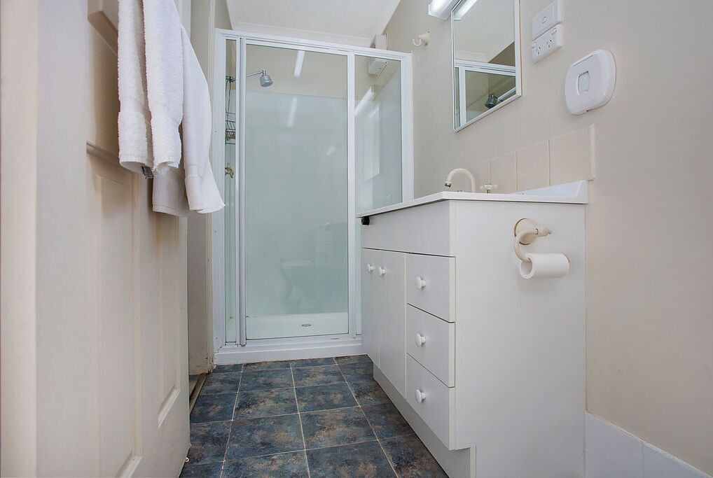 Superior Suite, Multiple Bedrooms, Non Smoking, Kitchen (Superior 3 bedroom cabin) | Bathroom | Shower, hair dryer, towels, toilet paper