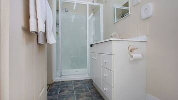 Superior Suite, Multiple Bedrooms, Non Smoking, Kitchen (Superior 3 bedroom cabin) | Bathroom | Shower, hair dryer, towels, toilet paper