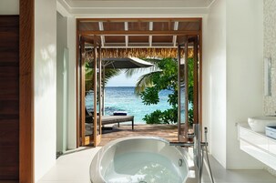 Villa (Pool) | Baño | Ducha, artículos de higiene personal gratuitos y secador de pelo