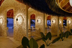 5 间餐厅，供应早餐、午餐和晚餐，国际美食