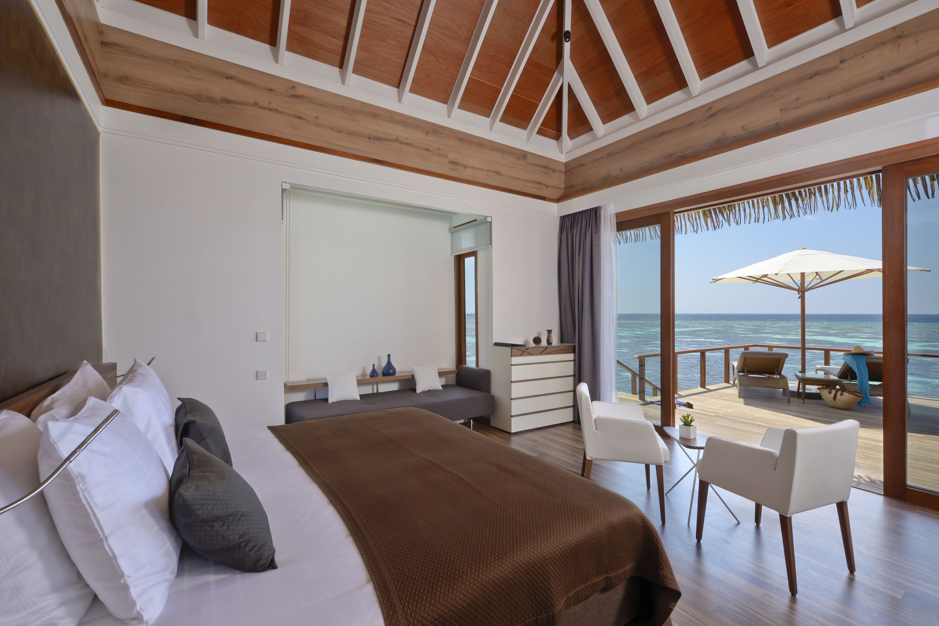 ميني بار وخزنة داخل الغرفة وطراز فريد لكل وحدة ومكتب