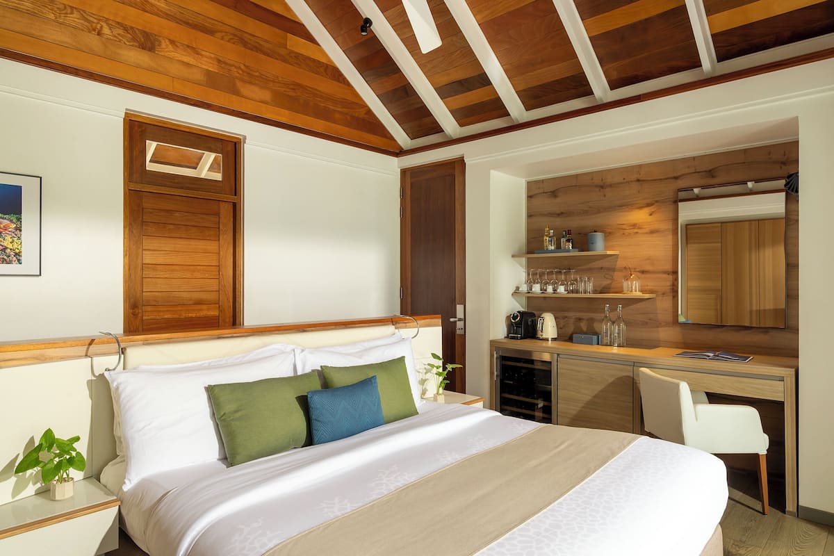Beach Villa | Minibar, in-room safe, desk, iron/ironing board