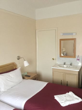 Zweibettzimmer | Bügeleisen/Bügelbrett, kostenloses WLAN. Chiswick Lodge Hotel