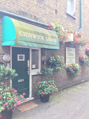 Front of property - Chiswick Lodge Hotel (London)