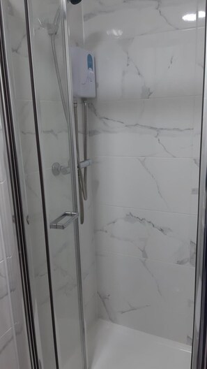 Shower, towels - Chiswick Lodge Hotel (London)