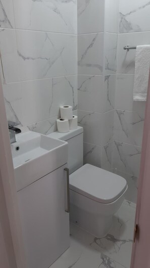 Shower, towels - Chiswick Lodge Hotel (London)