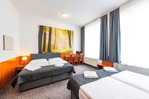 Quarto quádruplo standard | Escrivaninha, cortinas blackout, Wi-Fi de cortesia, roupa de cama