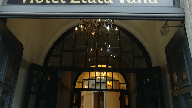 La entrada al Hotel Zlata Vaha, con un cartel llamativo sobre la puerta y el número 21 a la derecha.