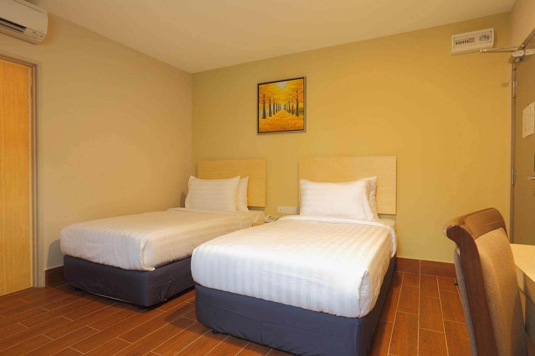 Tallelokero huoneessa, kannettavalle tietokoneelle sopiva työtila