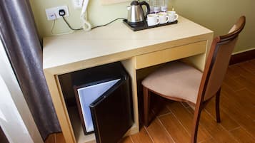In-room safe, laptop workspace, blackout drapes, iron/ironing board