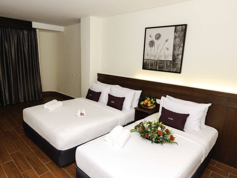 In-room safe, laptop workspace, blackout drapes, iron/ironing board