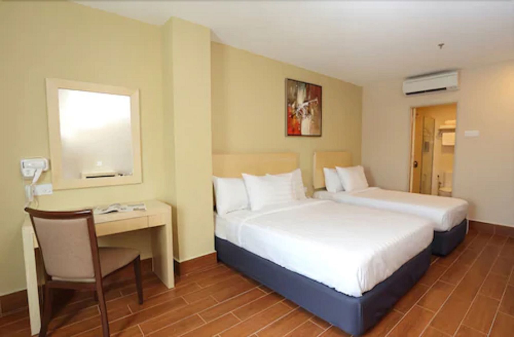 Tallelokero huoneessa, kannettavalle tietokoneelle sopiva työtila