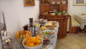 A buffet table with various food items and a coffee machine. - Garní al Nardis (Carisolo)