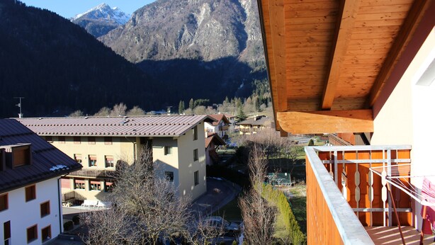 A mountain view with a building in the foreground. - Garní al Nardis (Carisolo)