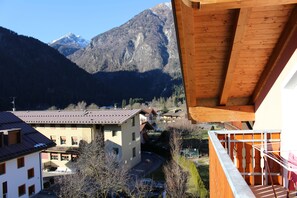 Vista de la montaña con un edificio al frente.