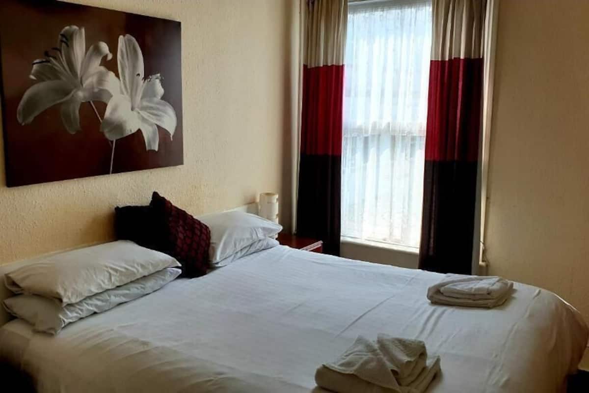 Doppelzimmer, mit Bad | 1 Schlafzimmer, Bügeleisen/Bügelbrett, Babybetten, kostenloses WLAN