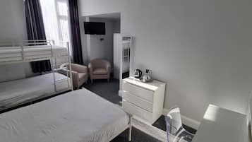 Tabla de planchar con plancha, cunas, wifi gratis y ropa de cama