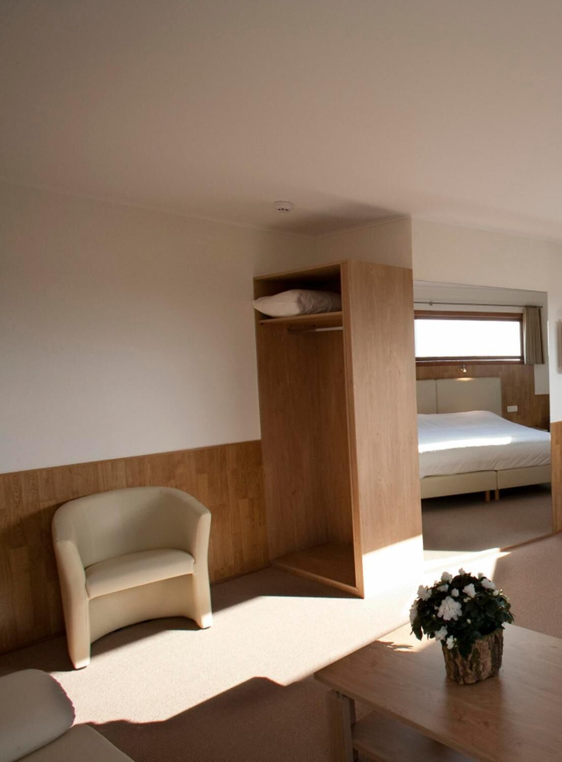 suite | minibar, desk, free wifi, bed sheets