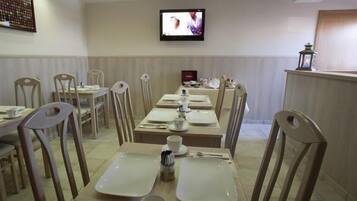 Petit déjeuner buffet (14 EUR par personne)