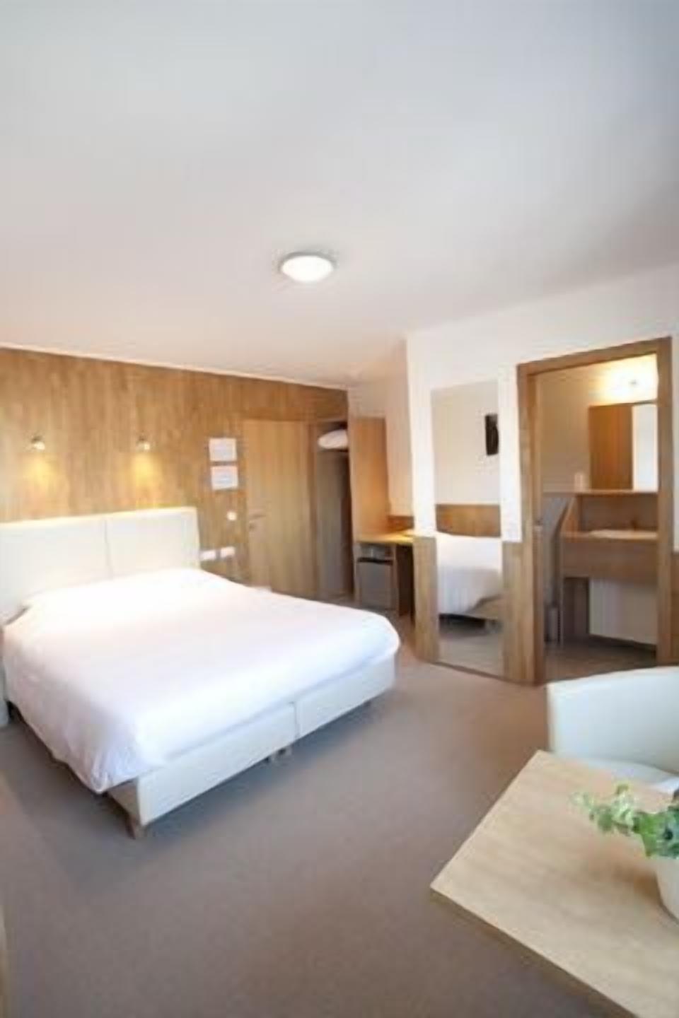 Standard Double Room | Minibar, desk, free WiFi, bed sheets