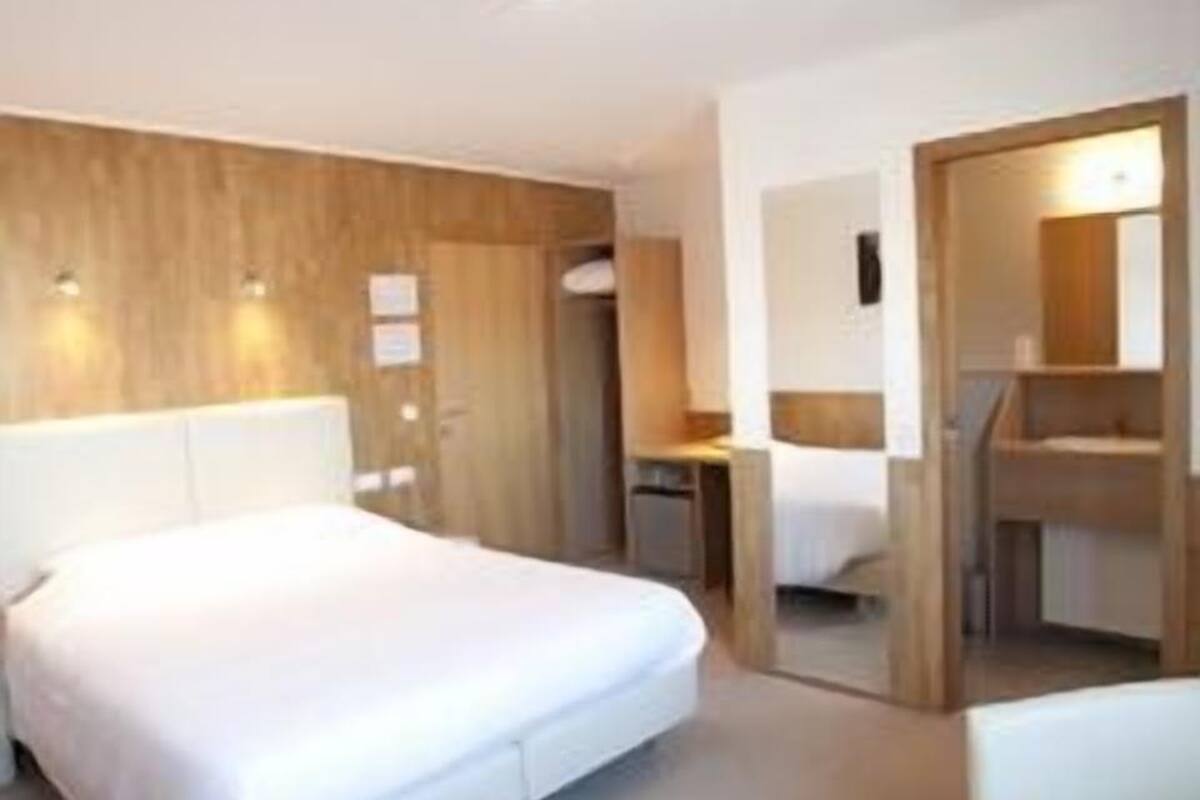 standard double room | minibar, desk, free wifi, bed sheets