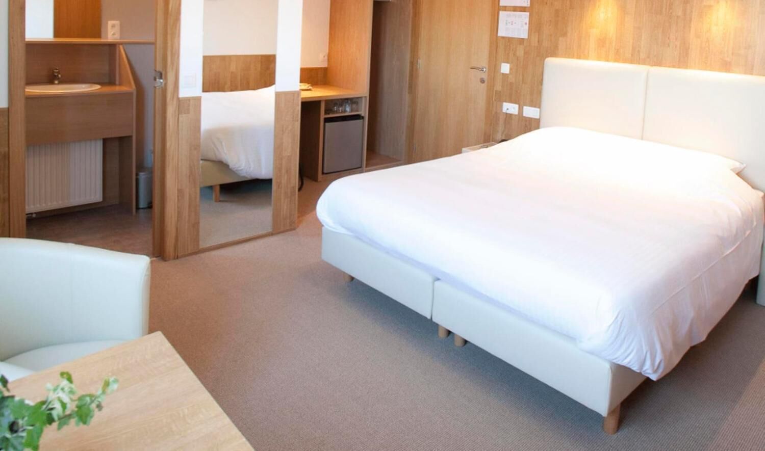 minibar, desk, free wifi, bed sheets