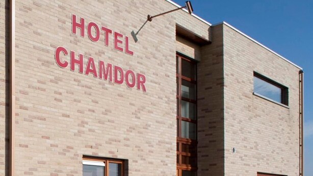 A modern building with a sign reading "HOTEL CHAMDOR". - Hotel Chamdor (Roeselare)