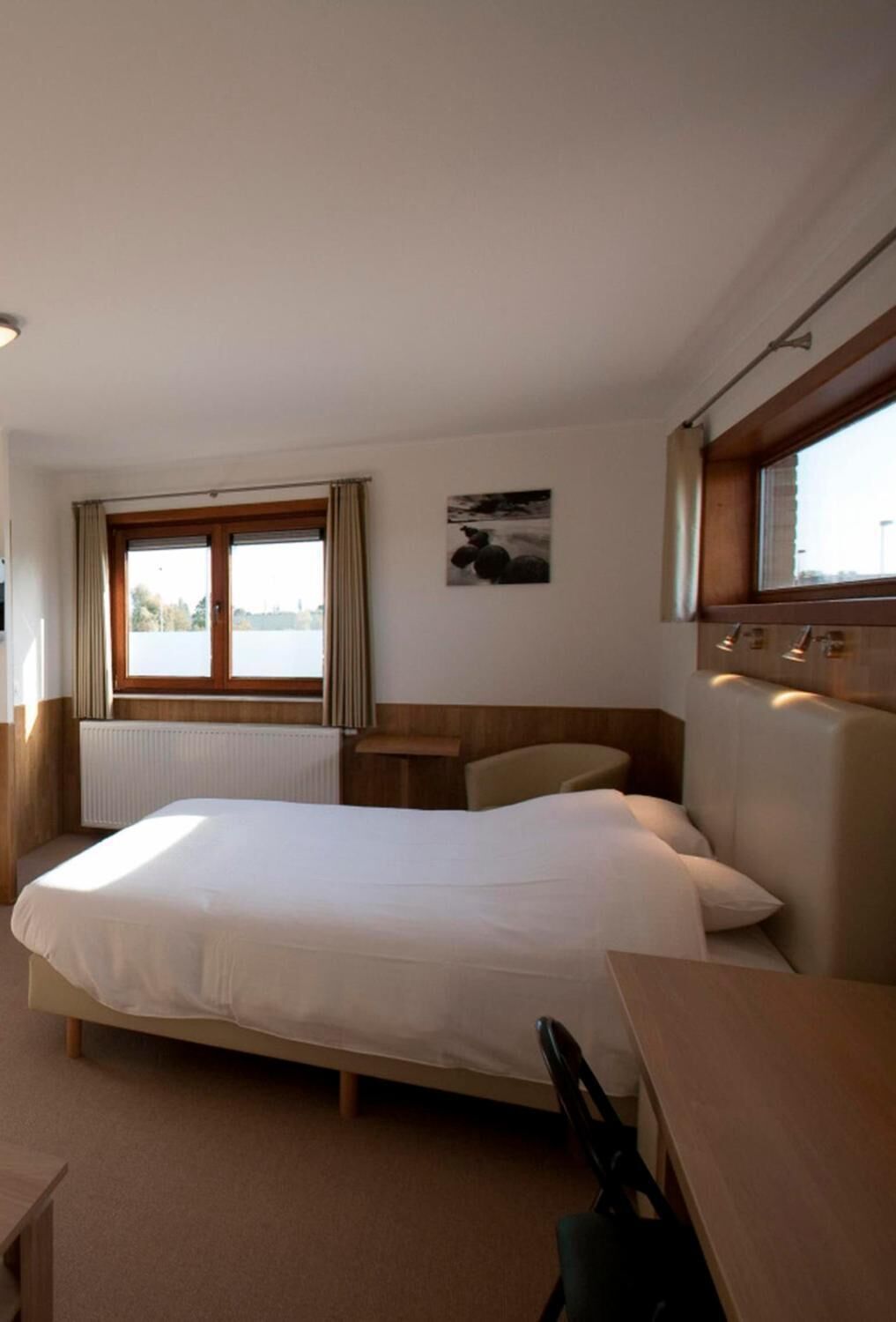 minibar, desk, free wifi, bed sheets