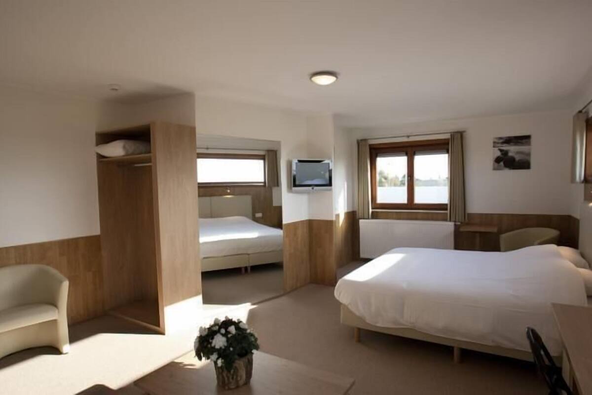 minibar, desk, free wifi, bed sheets