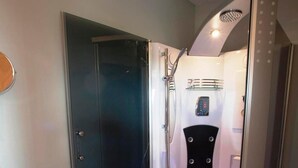 A modern bathroom with a separate shower and a large bathtub. - Hotel Chamdor (Roeselare)