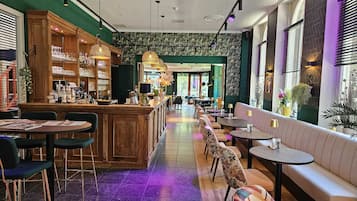 供應早餐、午餐和晚餐,地區料理