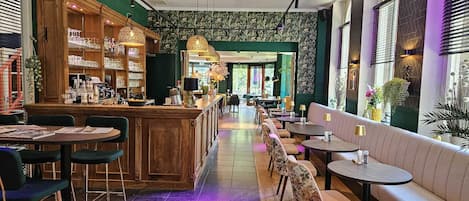 Breakfast, lunch, dinner served; Regional cuisine