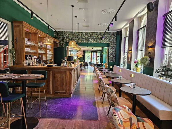 Se sirven desayunos, comidas, cenas y cocina regional 