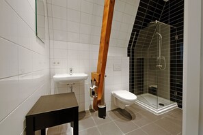 Douche, articles de toilette gratuits, sèche-cheveux