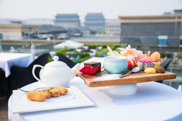2 restaurants, breakfast, lunch, dinner served; international cuisine - The Emperor Tiananmen Beijing (Beijing)