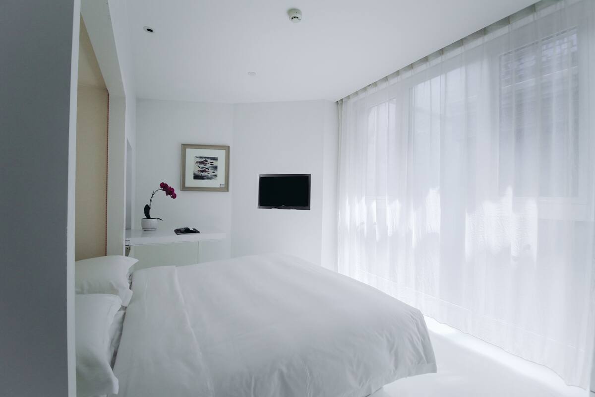 Splash King Room | Egyptian cotton sheets, premium bedding, in-room safe, desk