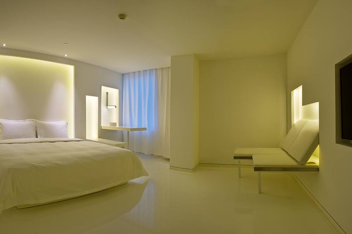Snow King Room  | Egyptian cotton sheets, premium bedding, in-room safe, desk