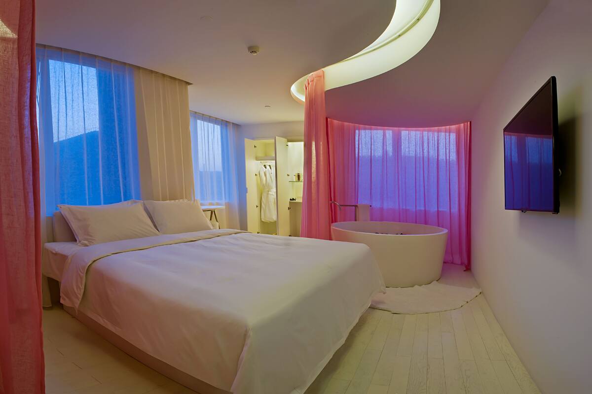  Soak King Room | Egyptian cotton sheets, premium bedding, in-room safe, desk