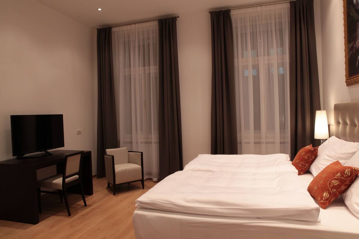 Standard-huoneisto, 2 makuuhuonetta (5 People) | 1 makuuhuone, tallelokero huoneessa, työpöytä, äänieristys