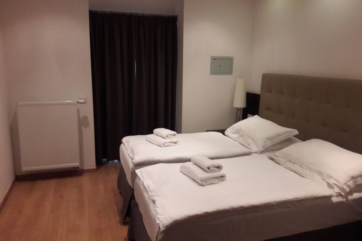 Căn hộ, 1 phòng ngủ (Ground Floor) | 1 phòng ngủ, két bảo mật tại phòng, bàn, phòng cách âm