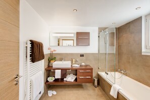 Regadera, amenidades de baño gratuitas, secadora de cabello, batas 