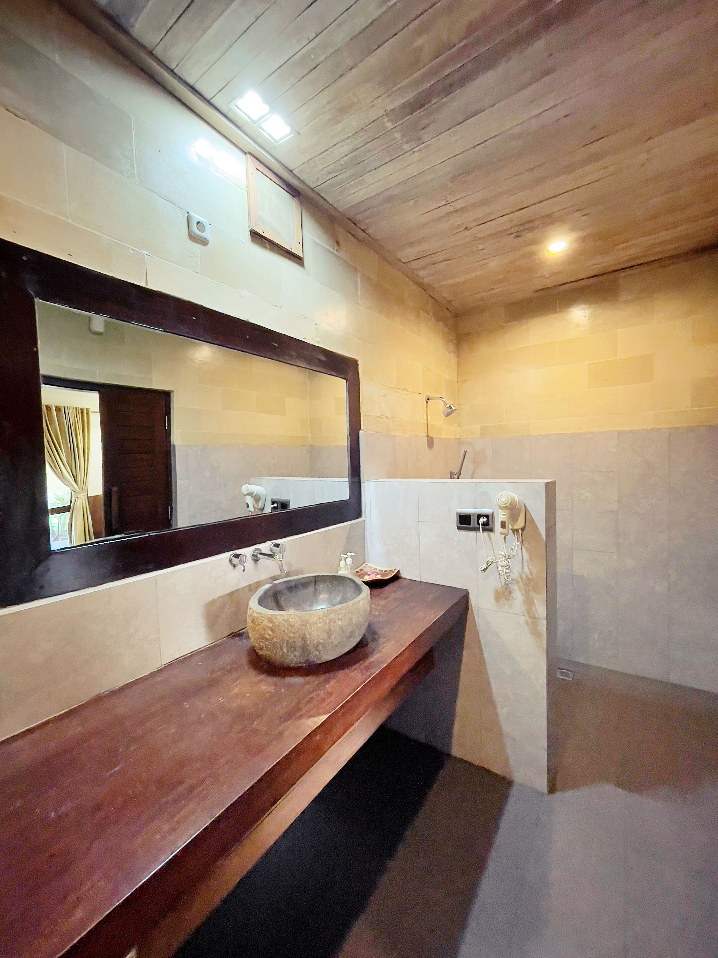 premium deluxe king room | bathroom | shower, free toiletries, hair dryer, towels