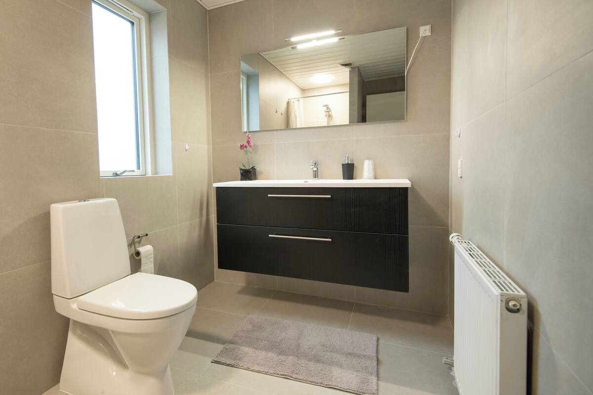 dobbeltværelse i villa med fællesbad | bathroom | shower, hair dryer, towels