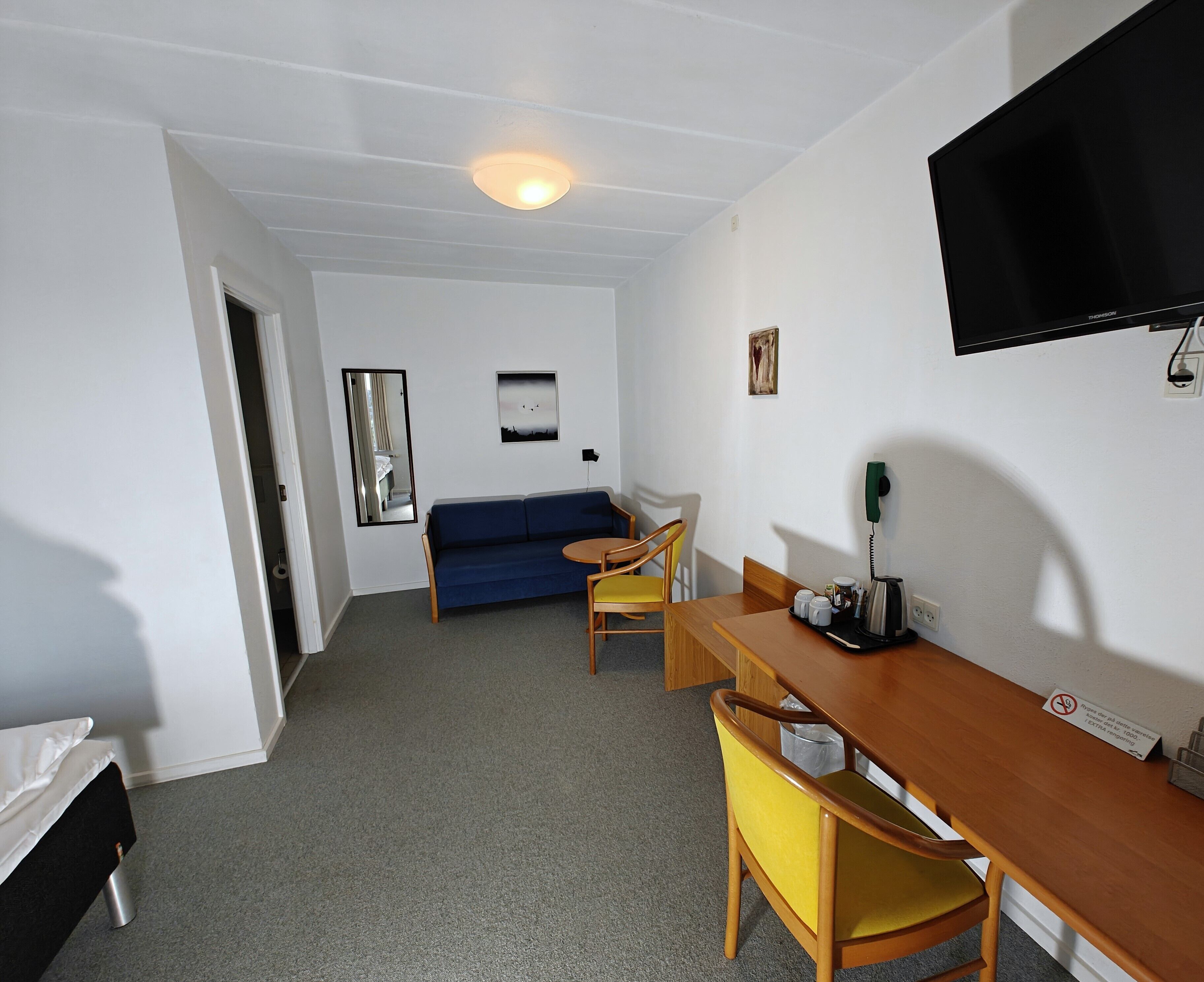 dobbeltværelse med mulighed for opredning med sove sofa | 1 bedroom, hypo-allergenic bedding, desk, laptop workspace