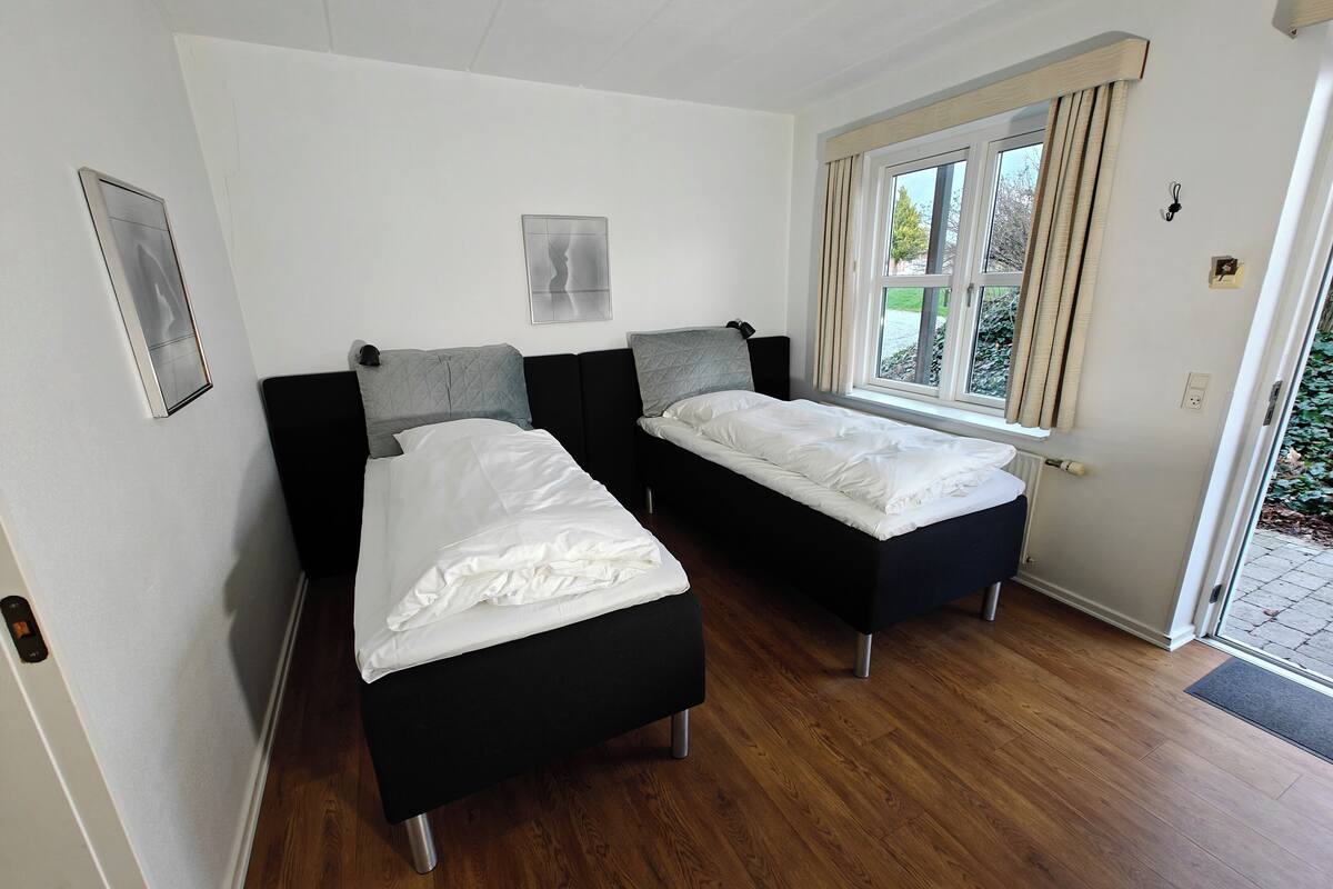 handicapvenlig værelse med stort badeværelse og 2 enkeltsenge | 1 bedroom, hypo-allergenic bedding, desk, laptop workspace